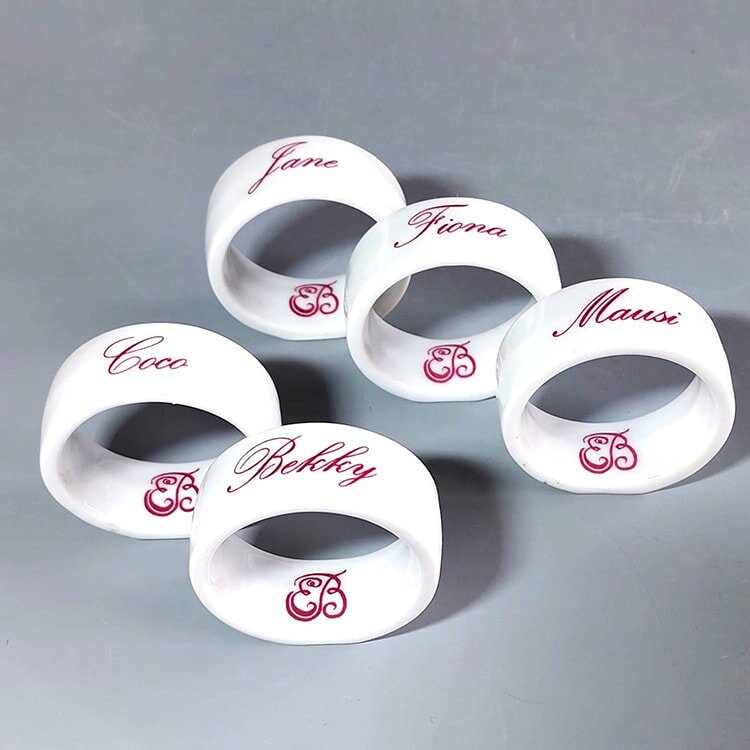 Siebdruck Serviettenringe: 5 Serviettenringe in der Farbe Weiß mit weinroten Namen