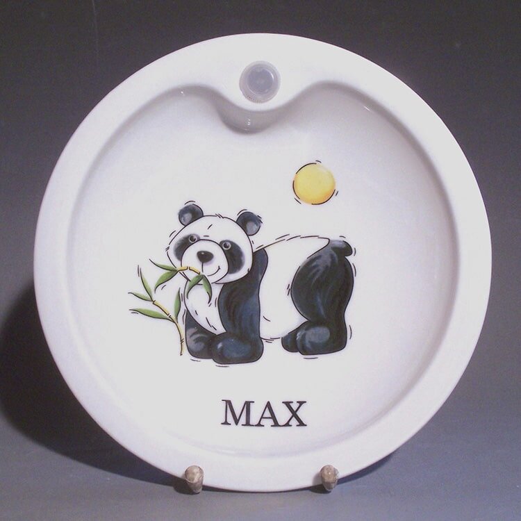 Kinderteller zeigt Pandabär mit Sonne & ist mit dem Namen "Max" versehen